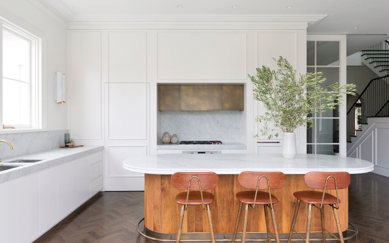 Full white kitchen with café-esque breakfast bar for your morning coffee.