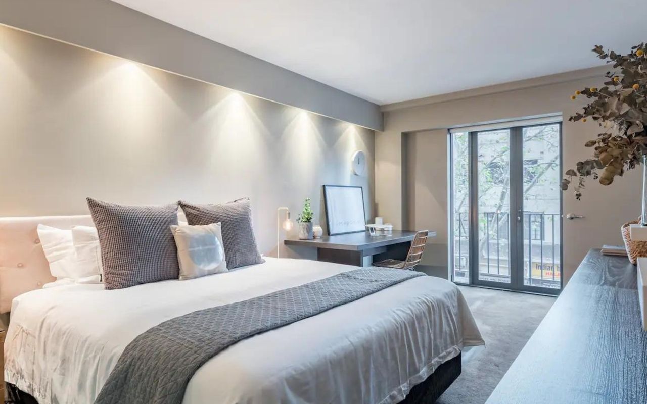 Sleep in comfort, work in style: the perfect blend in our bedroom.