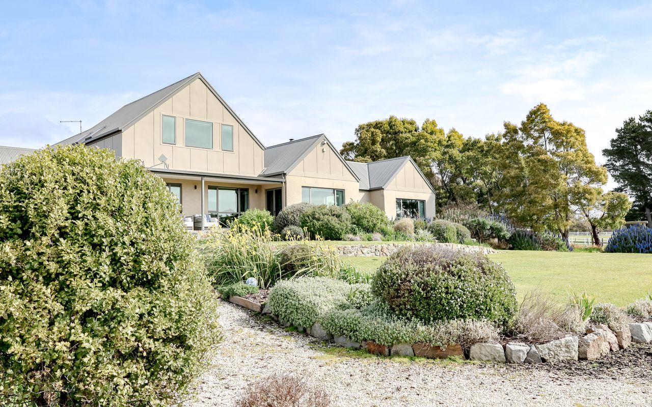 Chateau Clarence & Petite Chateau | Luxurious Waterfront Retreat