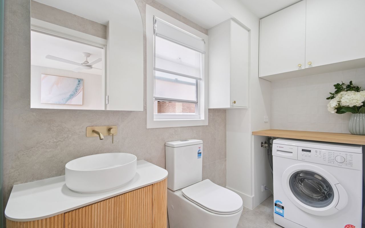 Esplanade Escape, Manly I90