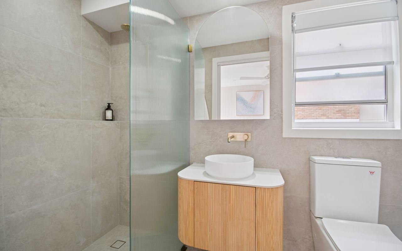 Esplanade Escape, Manly I90