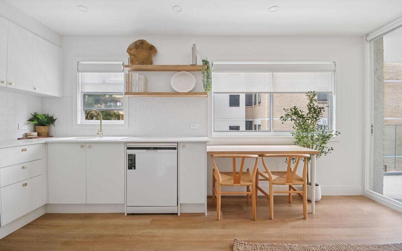 Esplanade Escape, Manly I90