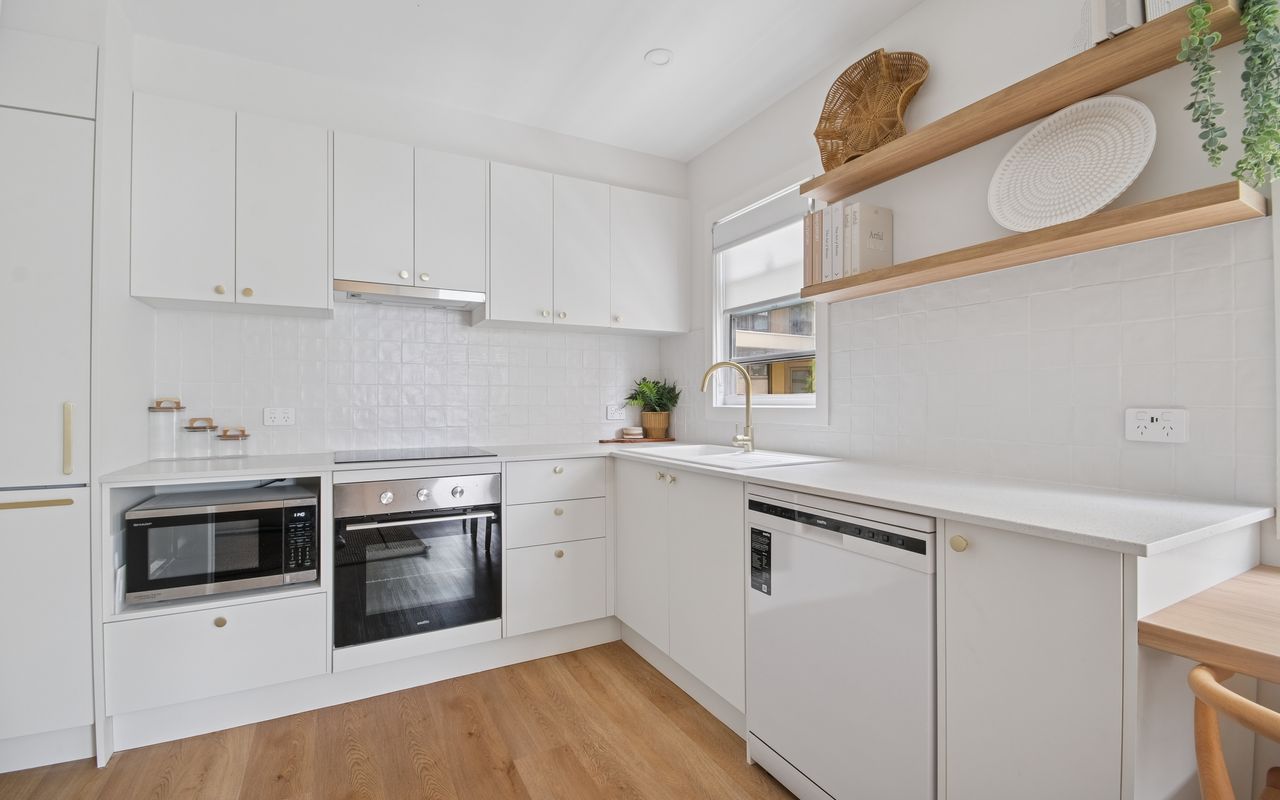 Esplanade Escape, Manly I90