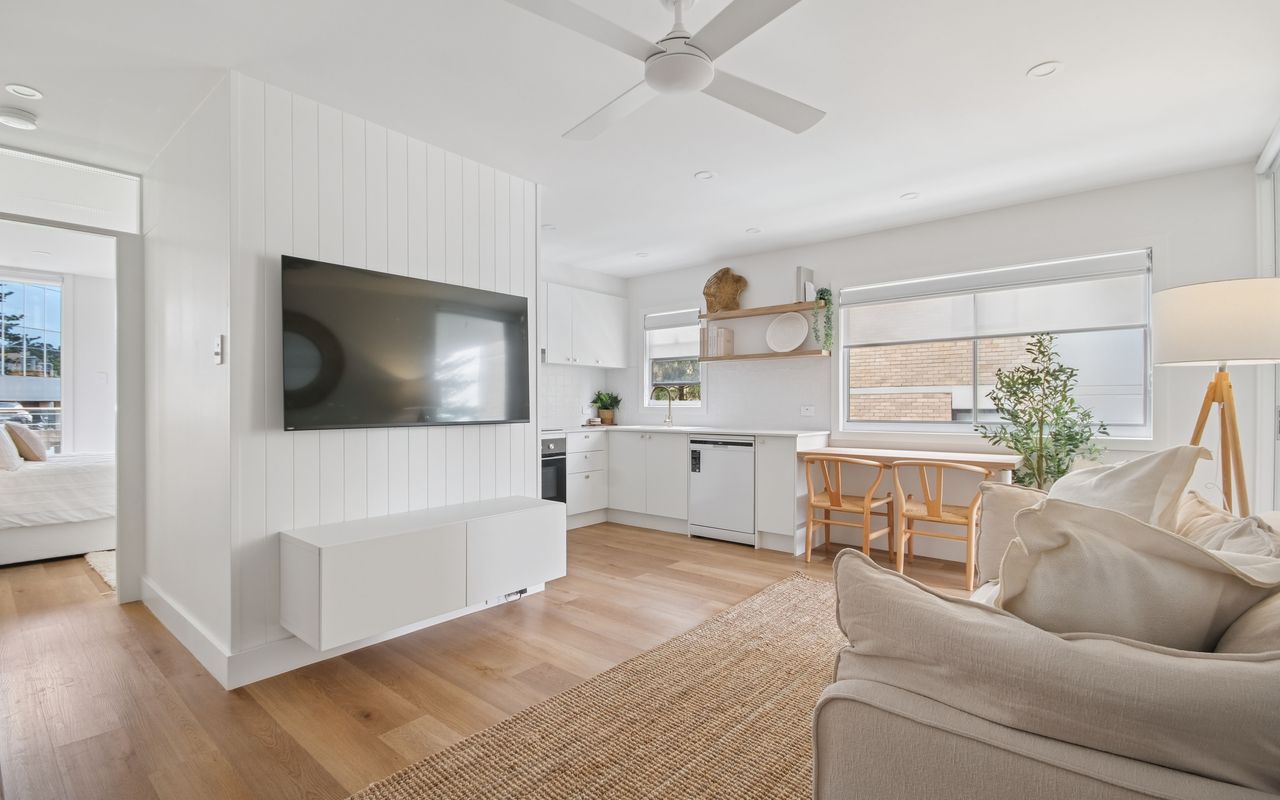 Esplanade Escape, Manly I90