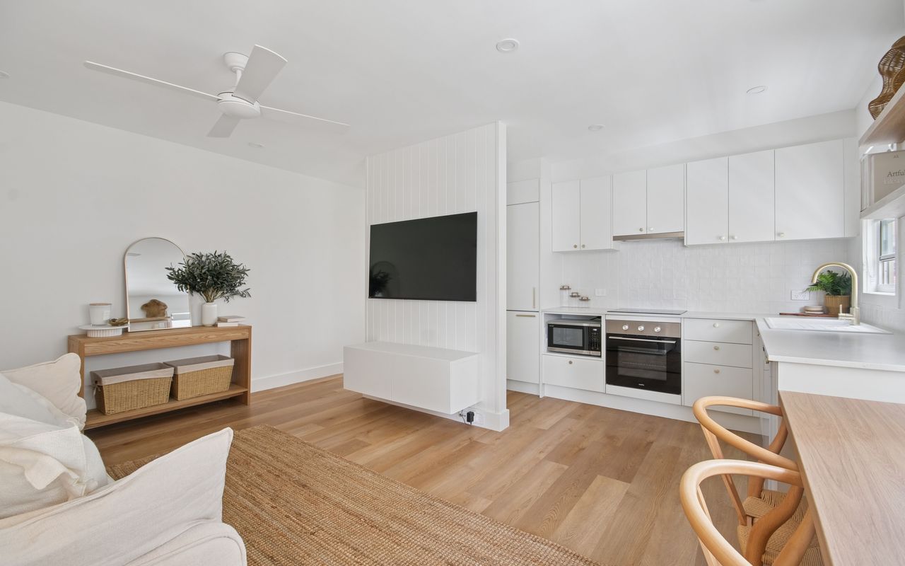 Esplanade Escape, Manly I90