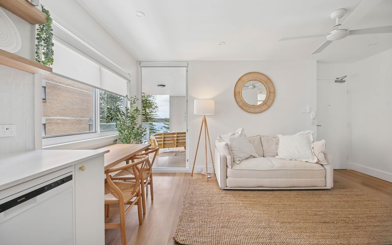 Esplanade Escape, Manly I90