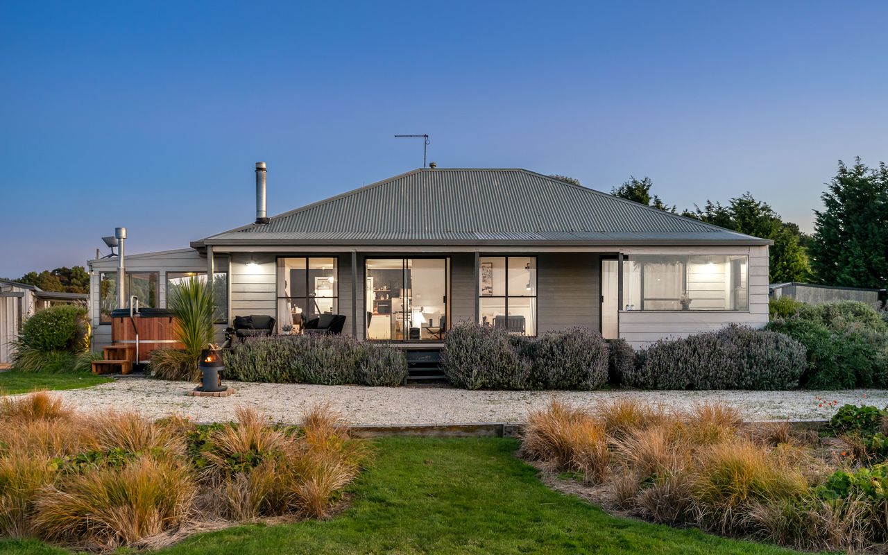 Stargazers Waterfront Hot tub Cottage Tasmania ITAS