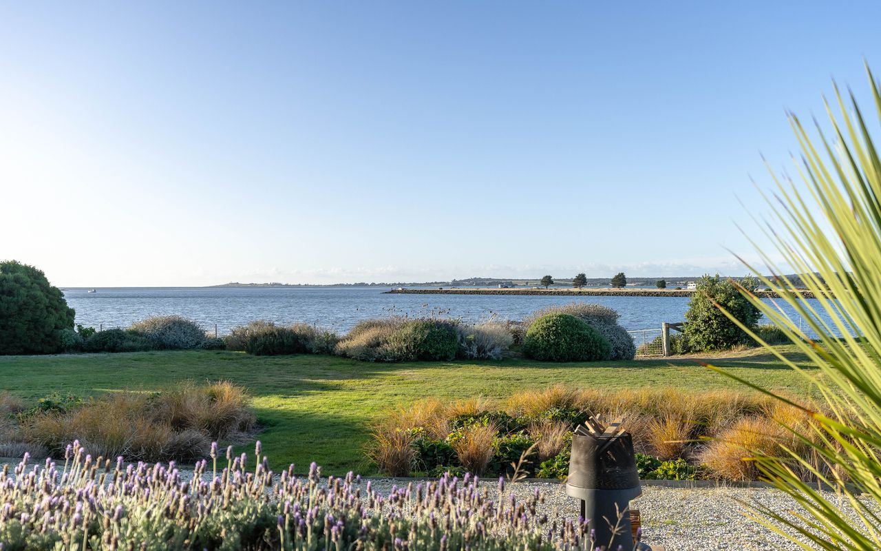 Stargazers Waterfront Hot tub Cottage Tasmania ITAS