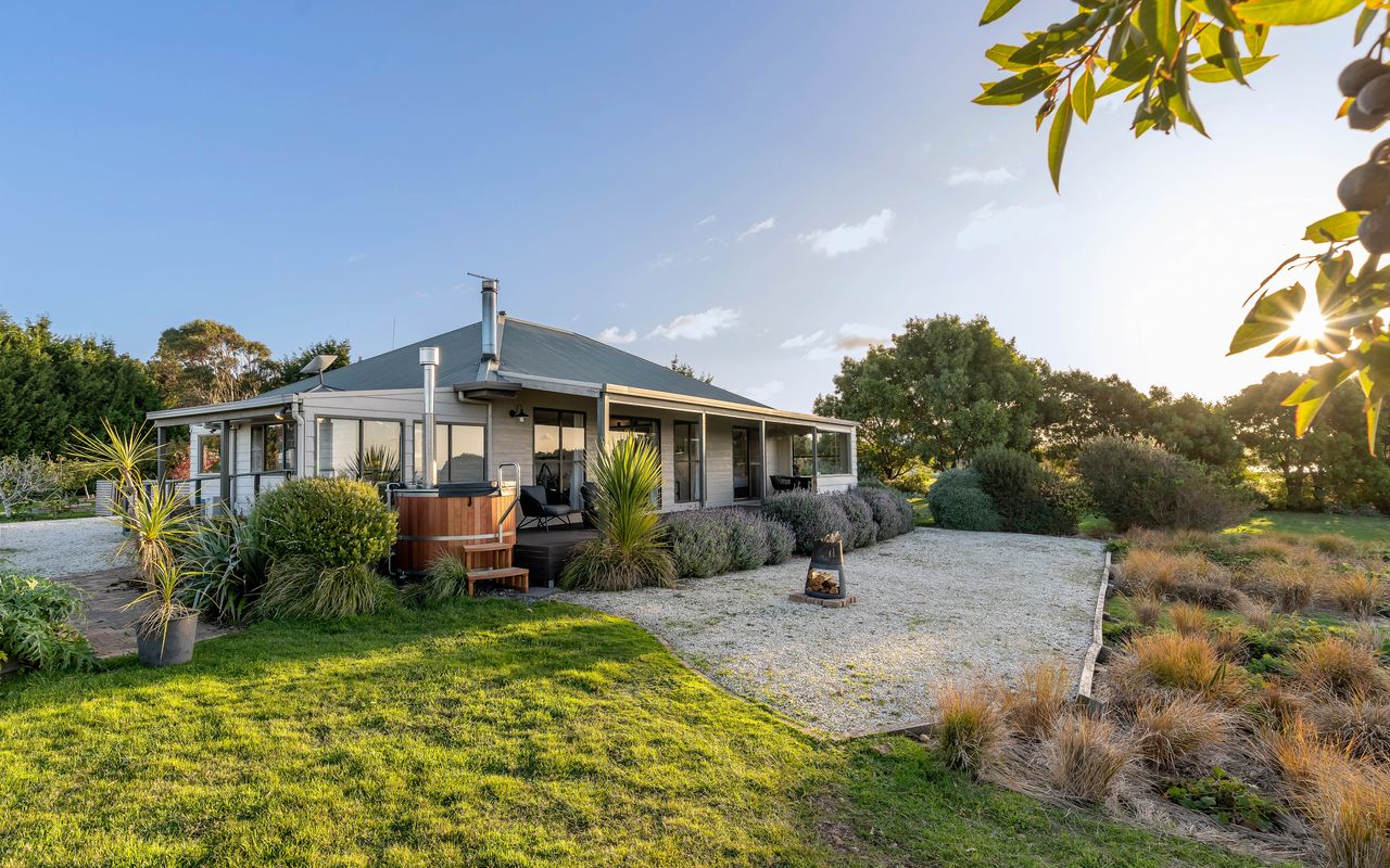 Stargazers Waterfront Hot tub Cottage Tasmania ITAS