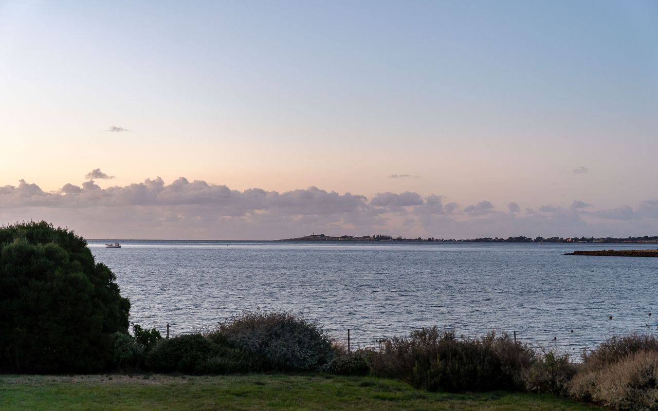 Stargazers Waterfront Hot tub Cottage Tasmania ITAS