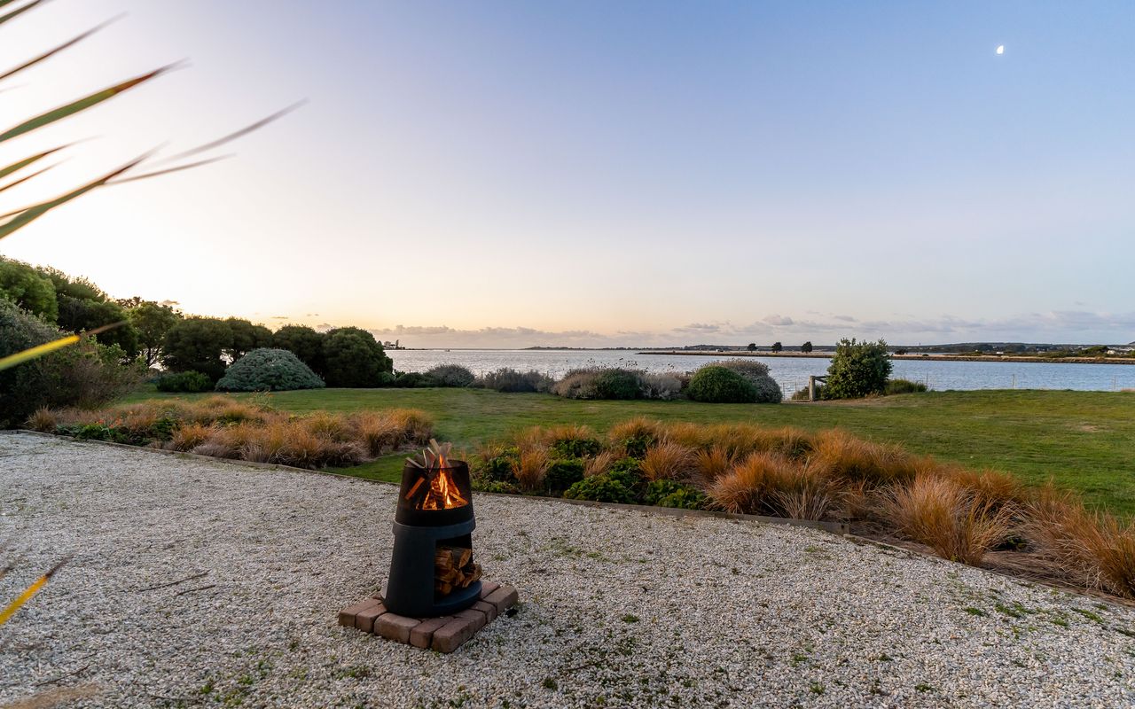 Stargazers Waterfront Hot tub Cottage Tasmania ITAS
