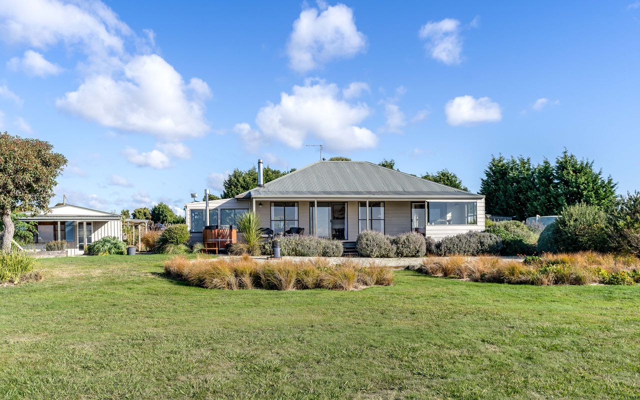 Stargazers Waterfront Hot tub Cottage Tasmania ITAS