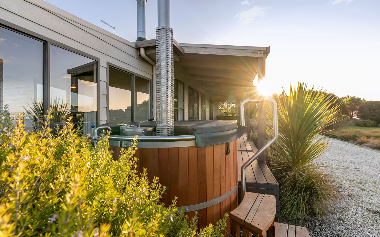 Stargazers Waterfront Hot tub Cottage Tasmania ITAS
