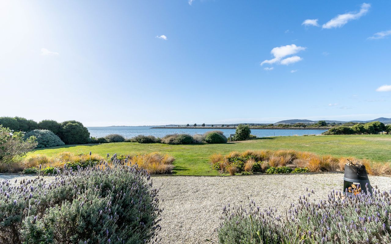 Stargazers Waterfront Hot tub Cottage Tasmania ITAS