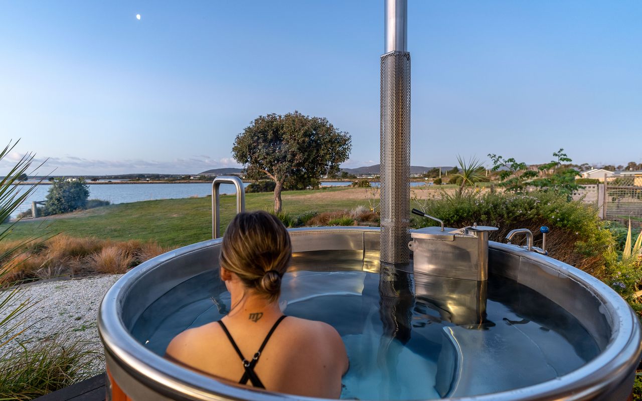 Stargazers Waterfront Hot tub Cottage Tasmania ITAS