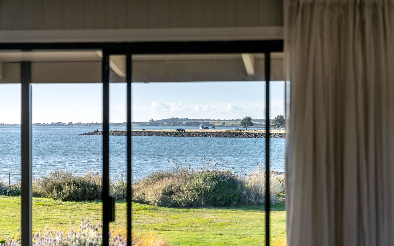 Stargazers Waterfront Hot tub Cottage Tasmania ITAS