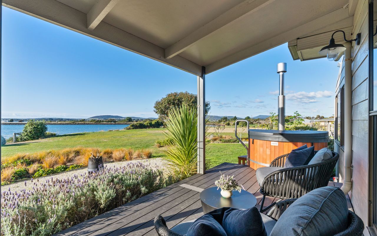 Stargazers Waterfront Hot tub Cottage Tasmania ITAS