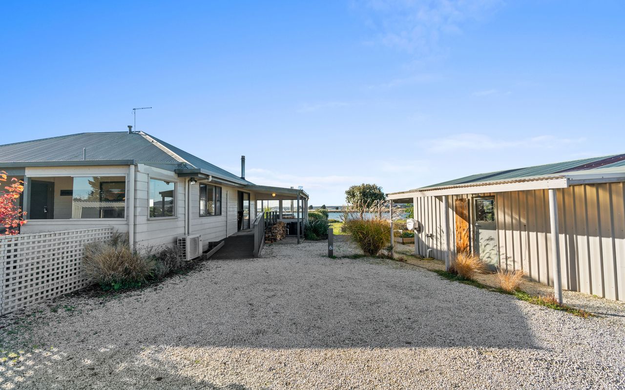 Stargazers Waterfront Hot tub Cottage Tasmania ITAS