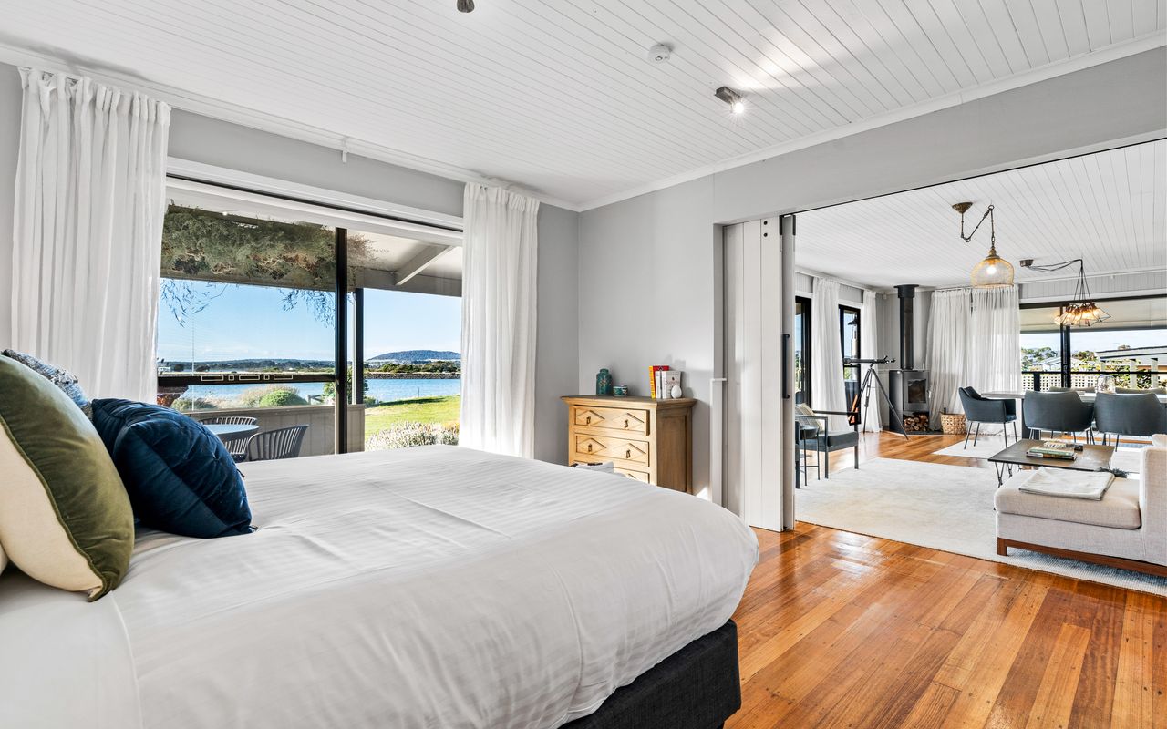 Stargazers Waterfront Hot tub Cottage Tasmania ITAS