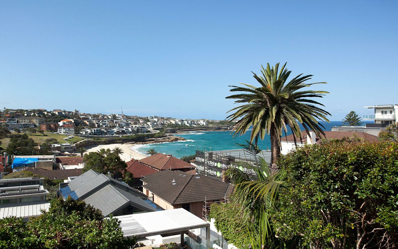 Barefoot in Bronte IH