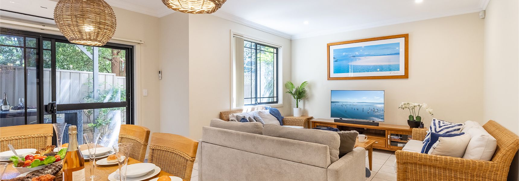 2/11a Christmas Bush Avenue – fantastic pet friendly townhouse close to Dutchies Beach with Wi-Fi and Air Con
