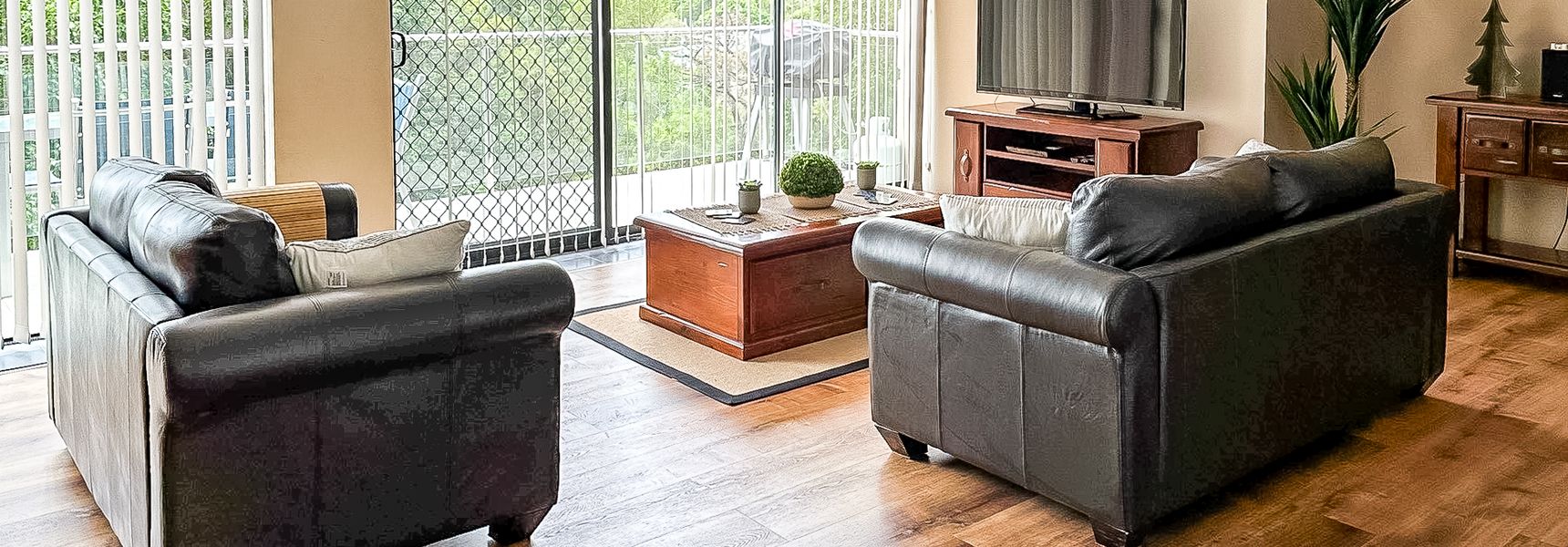 Paradiso, 3/4 Laman Street – Comfortable unit with water views, aircon, solar heated pool and in the heart of town