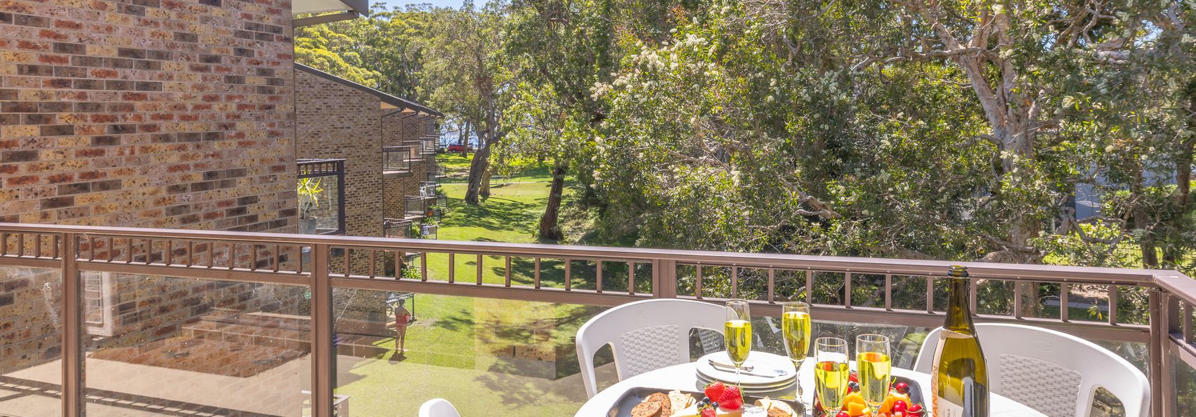 Bay Parklands, 69/2 Gowrie Avenue – large unit with views, pool, tennis court & spa