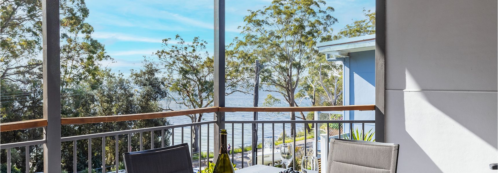 Baggies On Dutchies, 9 Burbong Street – Large pet friendly house with spectacular waterviews, Wi-Fi and air con
