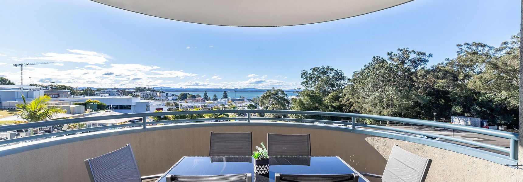 The Landmark, 211/61B Dowling Street – Resort Style holiday with pool, games room & restaurant