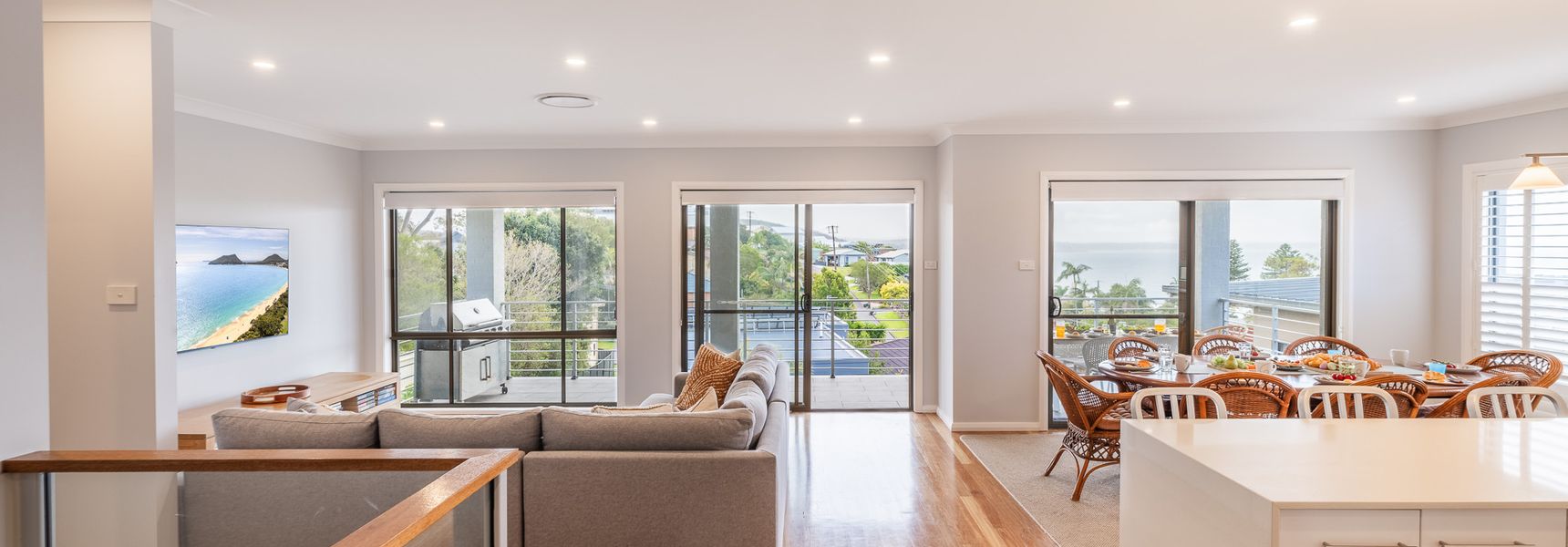 Vista, 16 Vista Avenue – huge house with water views & ducted air conditioning