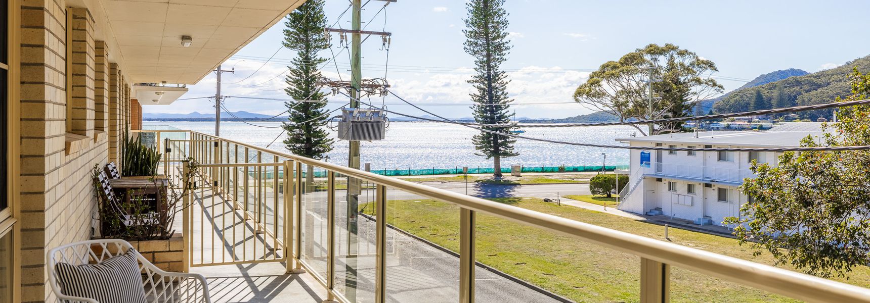 Shoal Court, 4/7 Lillian St – water views , linen, bed making