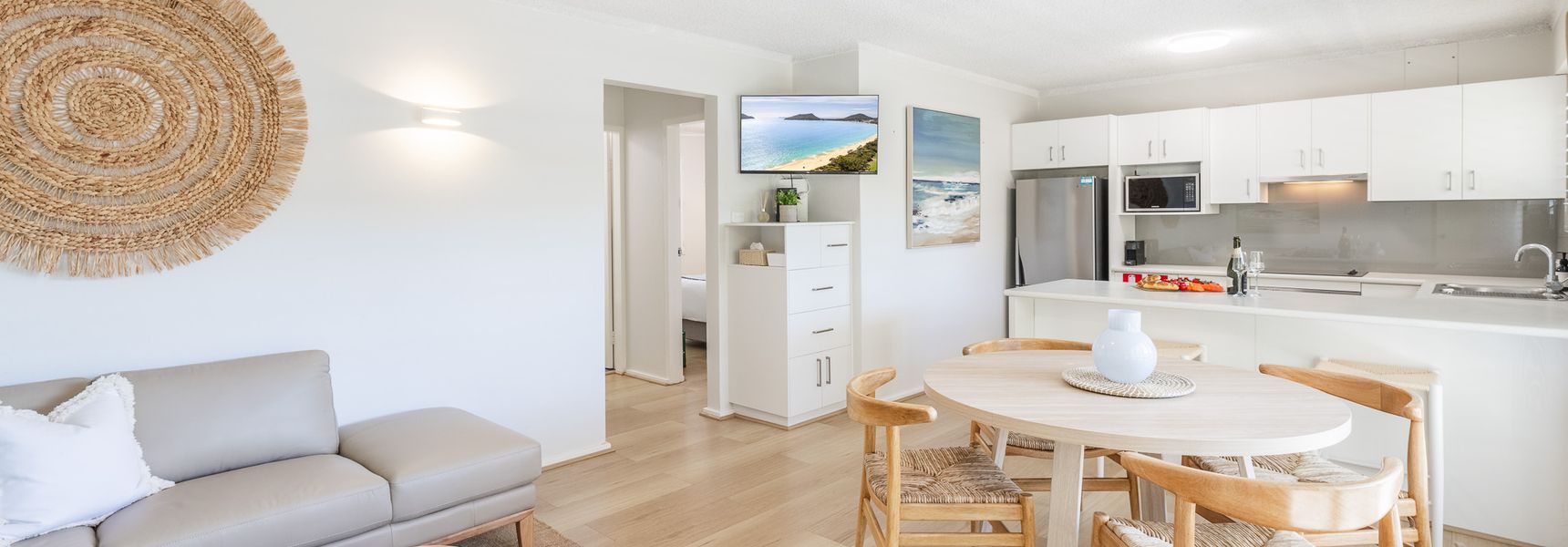Shoal Court, 4/7 Lillian St – water views , linen, bed making