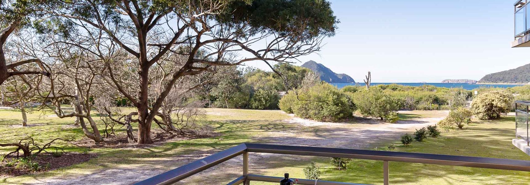 Intrepid, 1/3 Intrepid Close – Amazing views of Shoal Bay, only 100m from the Beach