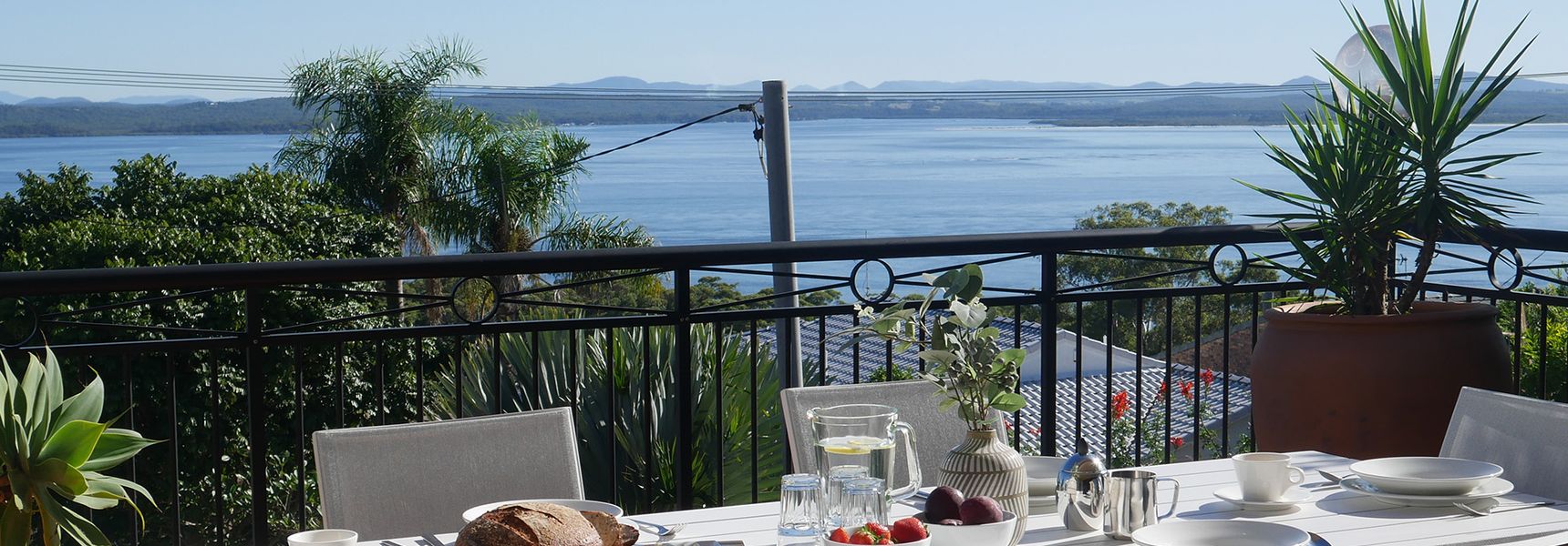 LA CIMA, 31 WALLAWA RD – PREMIUM PROPERTY WITH STUNNING VIEWS, WIFI, AIR CONDITONING, LINEN AND BED MAKING SUPPLIED