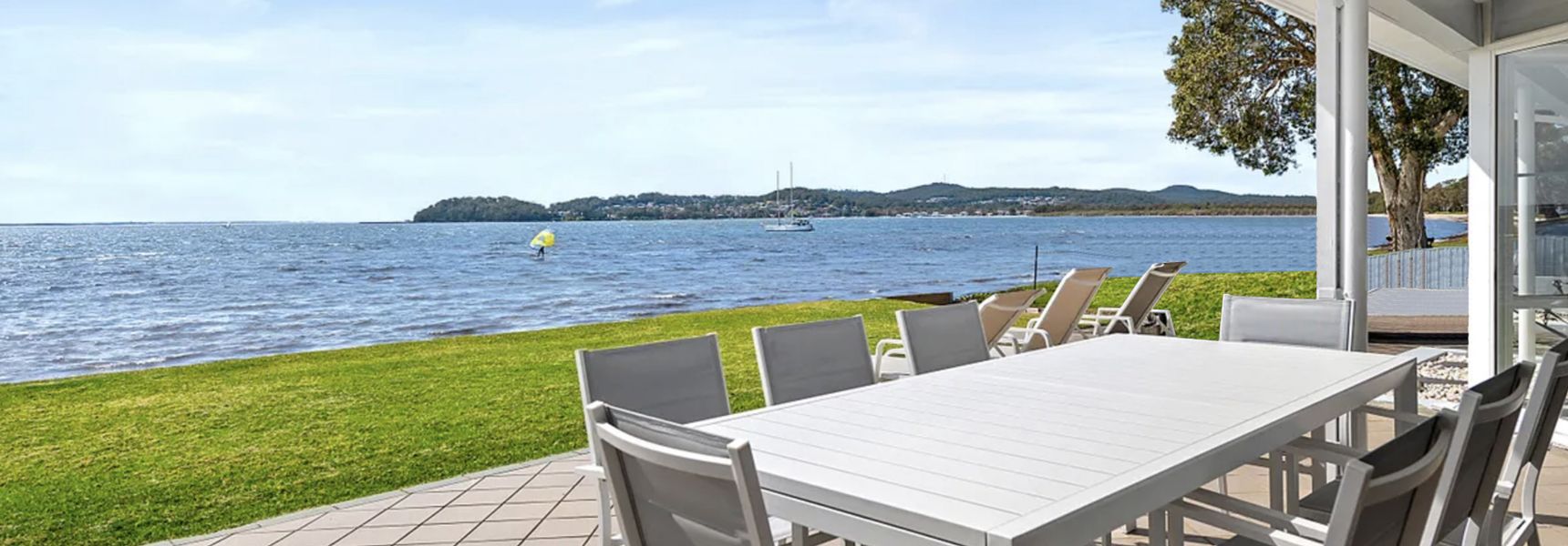 Waterfront Wonderland, 41 Foreshore Dr – stunning house with a lift, linen, Wi-Fi and ducted air conditioning