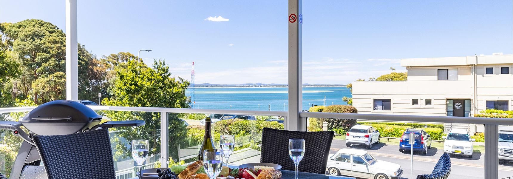 Portofino, 2/7 Laman St – Beautifully styled unit on first floor with stunning views, Air con, Wi-Fi and close to town