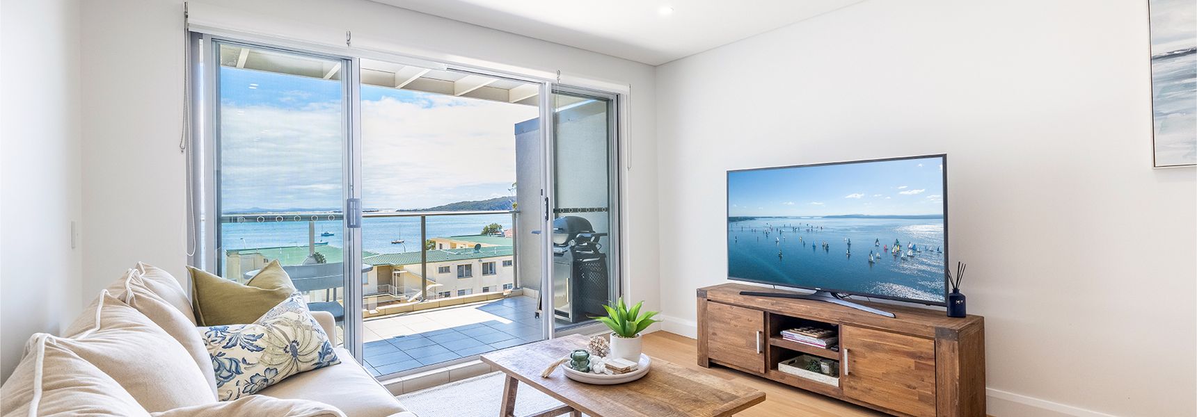 The Shoal, 508/6-8 Bullecourt St – stunning views, air con, lift and Wi-Fi