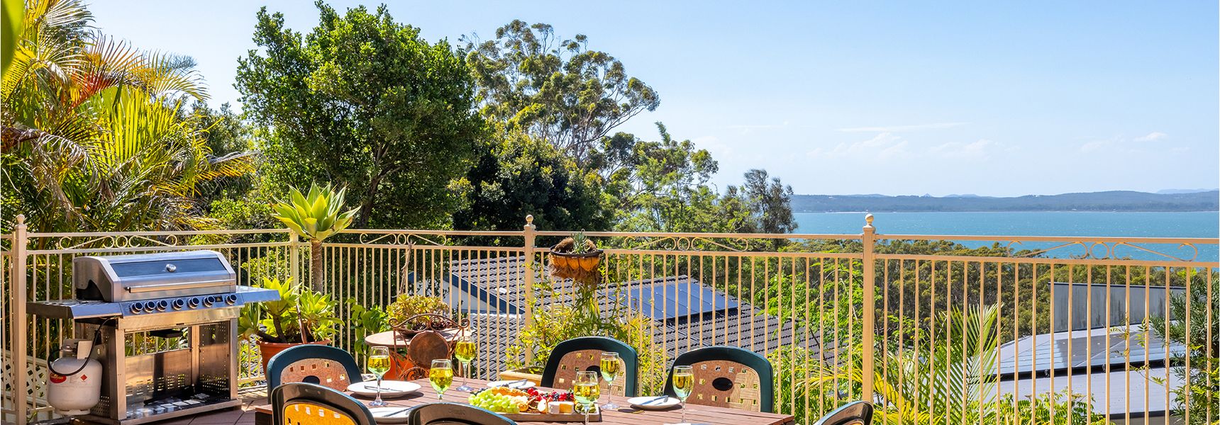 Casa Carinho, 24 Wallawa Rd – spectacular water views, pet friendly, air con and Wi-Fi