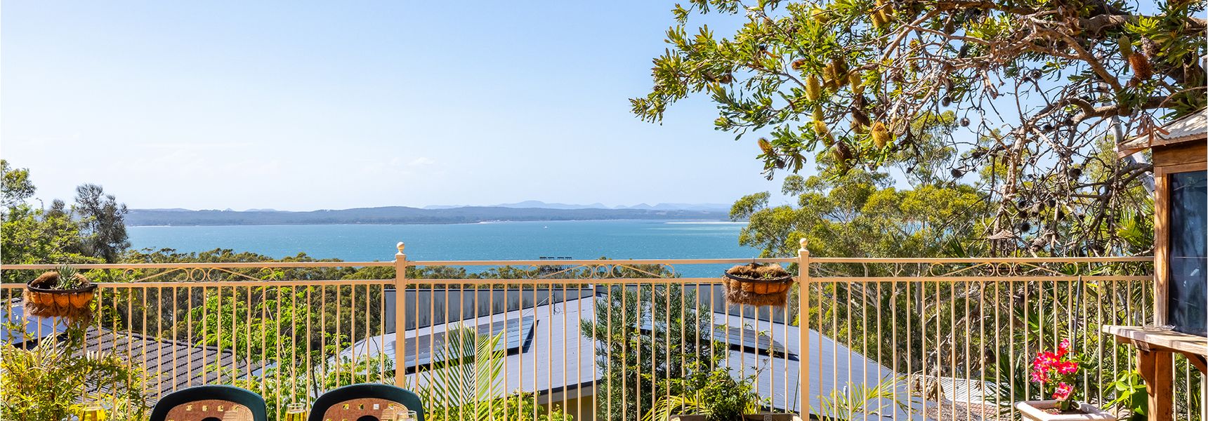 Casa Carinho, 24 Wallawa Rd – spectacular water views, pet friendly, air con and Wi-Fi