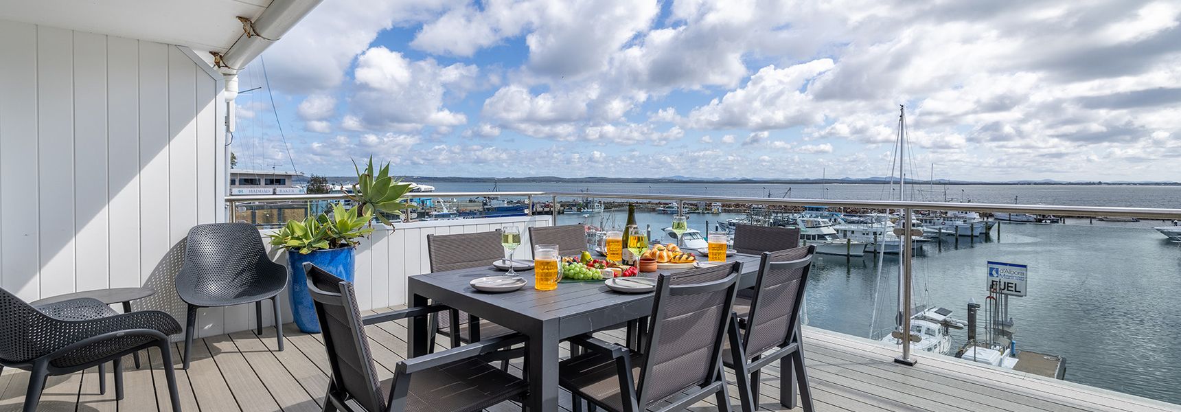 Crows Nest Marina View Apartment, 6 Teramby Rd – waterfront, WiFi, Aircon, Marina