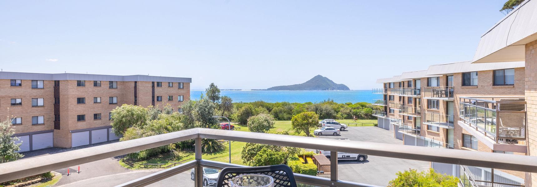 Commodore 6, 6 Intrepid Cl – water views, Air Con, Wi-Fi