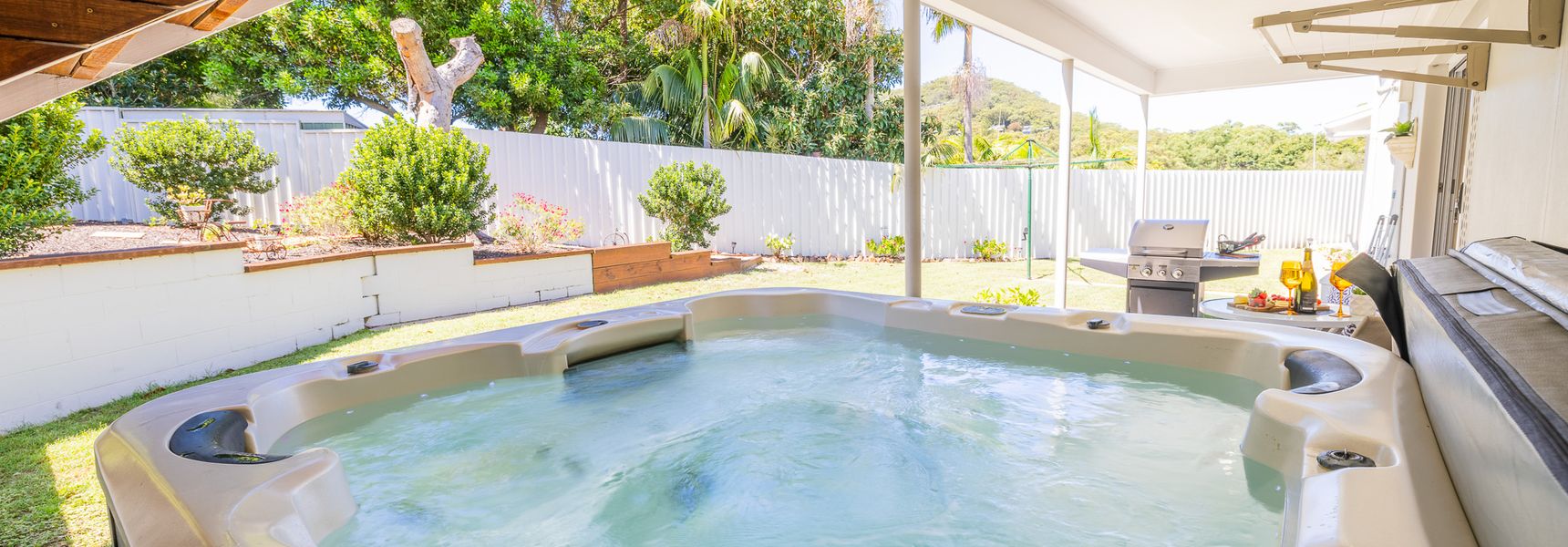 Soul of the Bay, 36 Galoola Dr – Wi-Fi, Boat Parking, Spa, Air Con