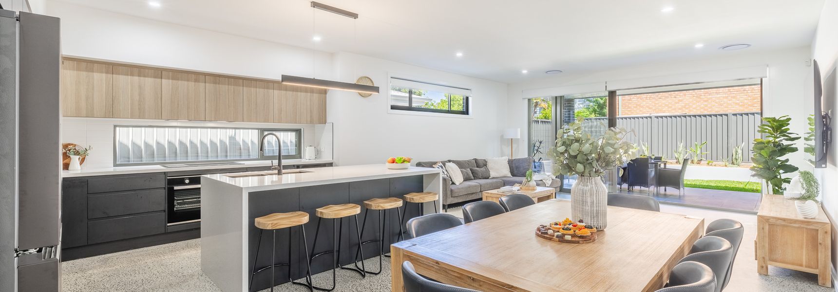 Summer Dayz Shoal Bay, 21B Tomaree Rd – ducted air and WiFi