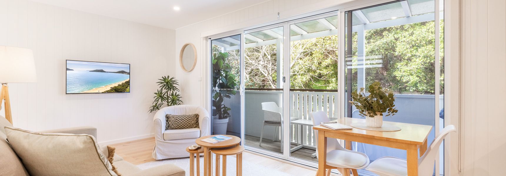 HighTide, 142 Sandy Point Rd – romantic getaway on the waterfront