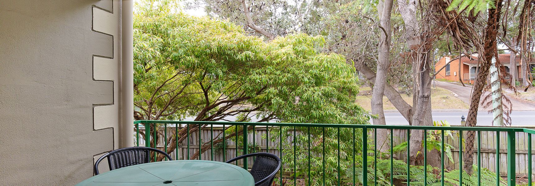 Carindale, 2/19-23 Dowling Street – First floor unit with air con, complex pool and tennis court