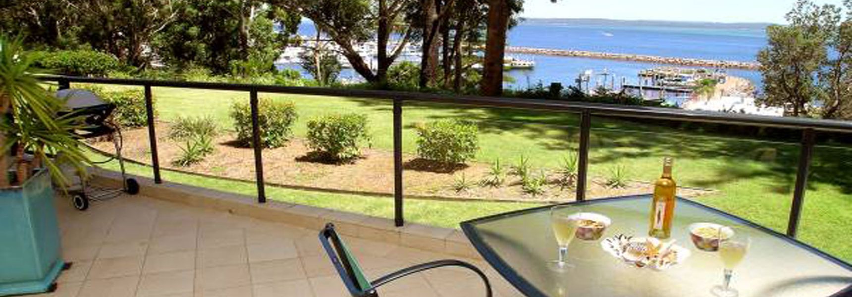 Magnus Pines, 2/52-56 Magnus Street – Apartment with stunning views, linen and bed making, Wi-Fi and Air con
