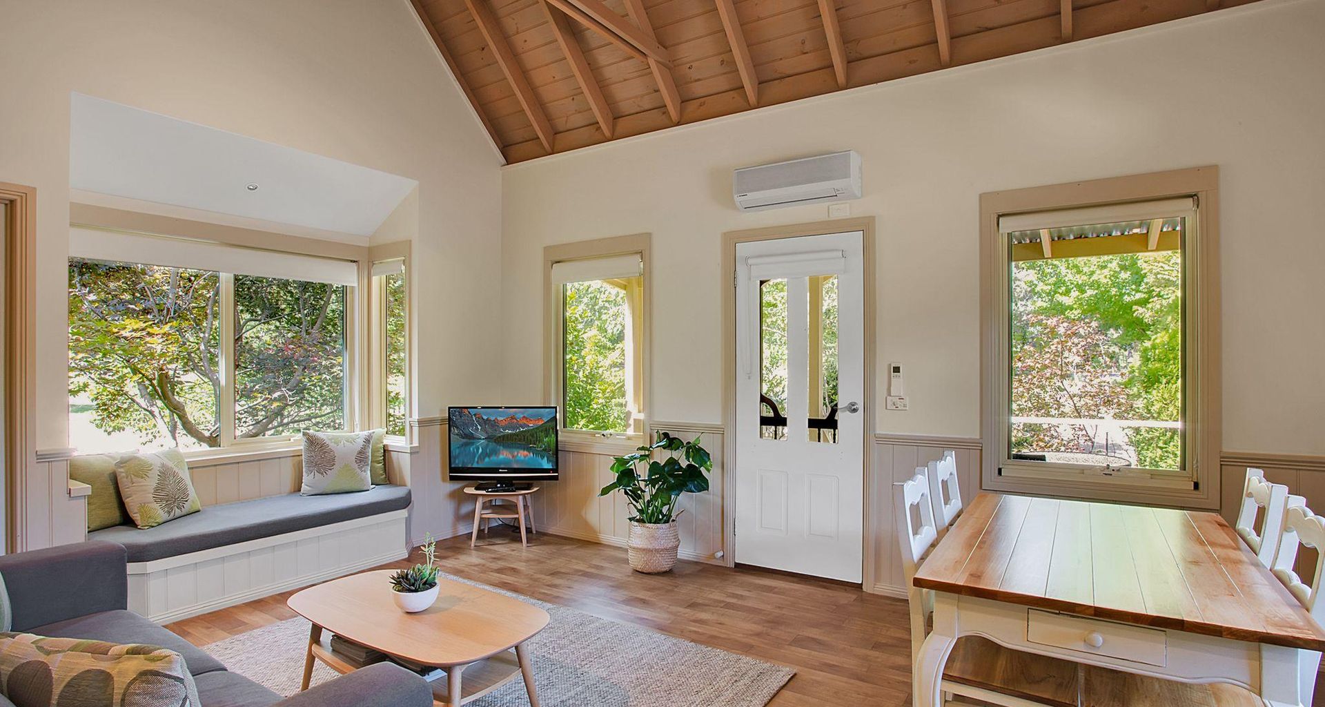 AUTUMN ABODE COTTAGES – ONE