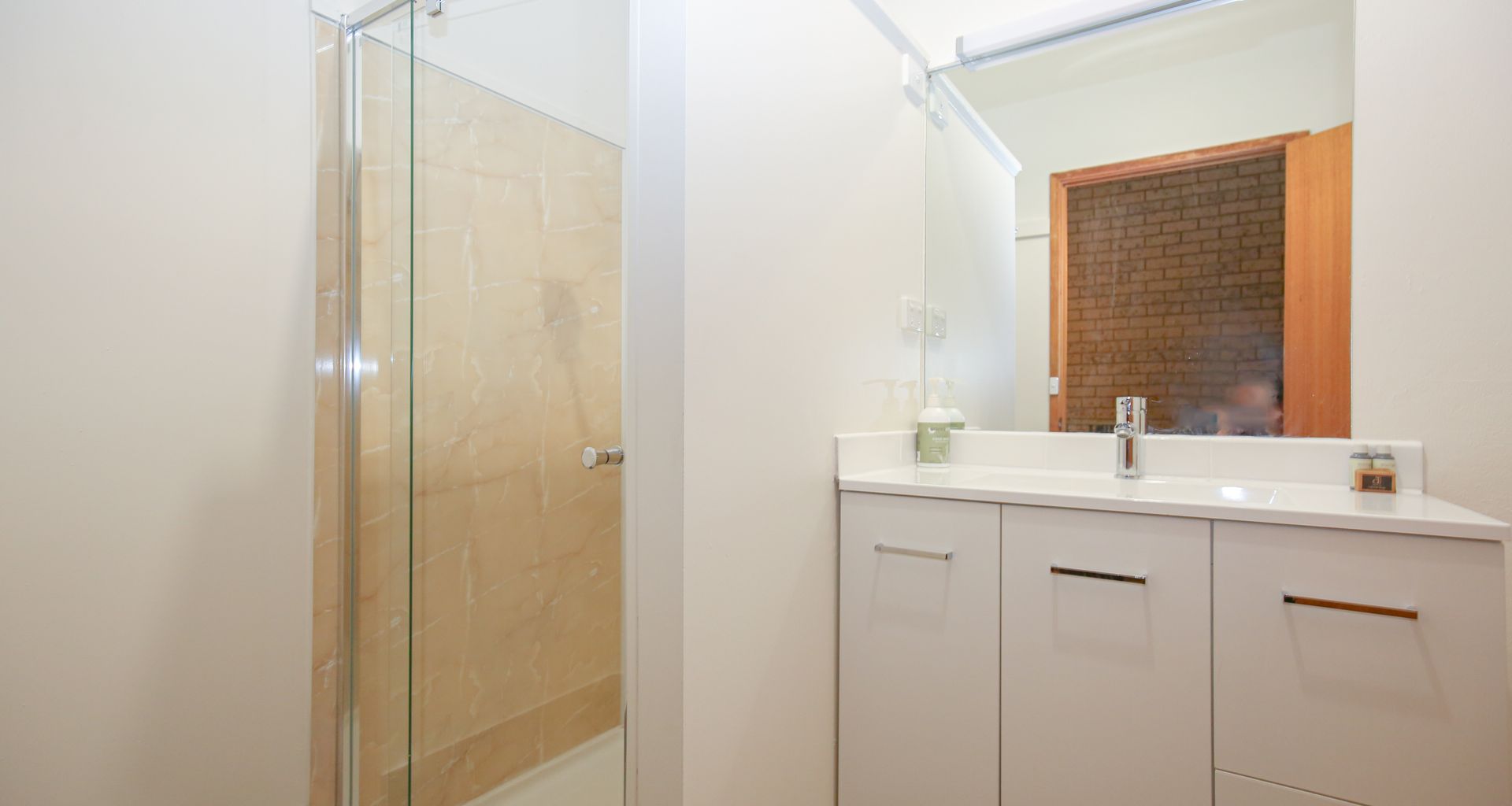 CEDAR HOLIDAY UNITS – APARTMENT 2