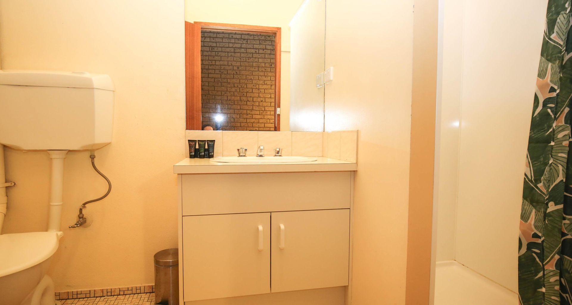 CEDAR HOLIDAY UNITS – APARTMENT 3