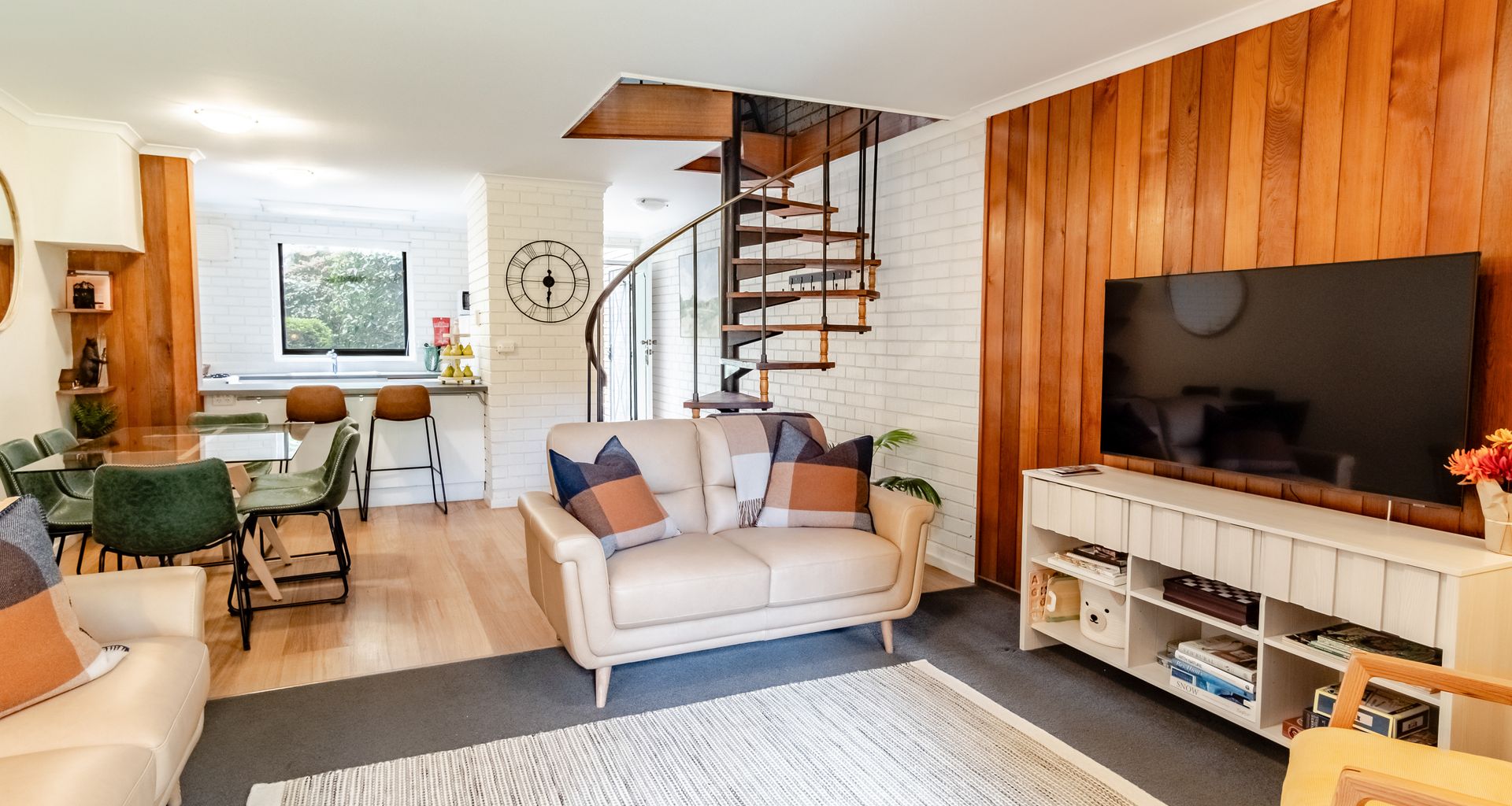 CEDAR HOLIDAY UNITS – APARTMENT 4